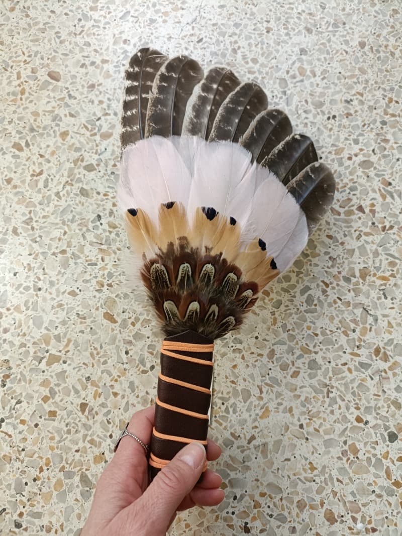 Peříčkový vějíř k vykuřování