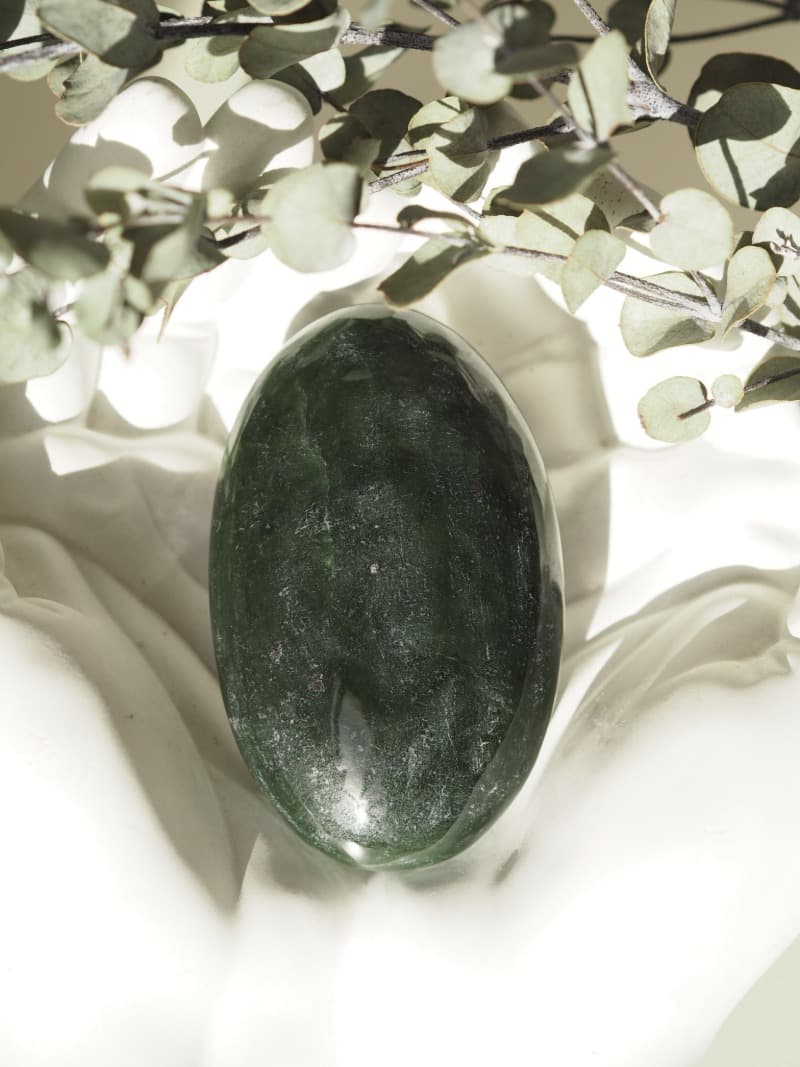 44 Nefrit hmatka oval