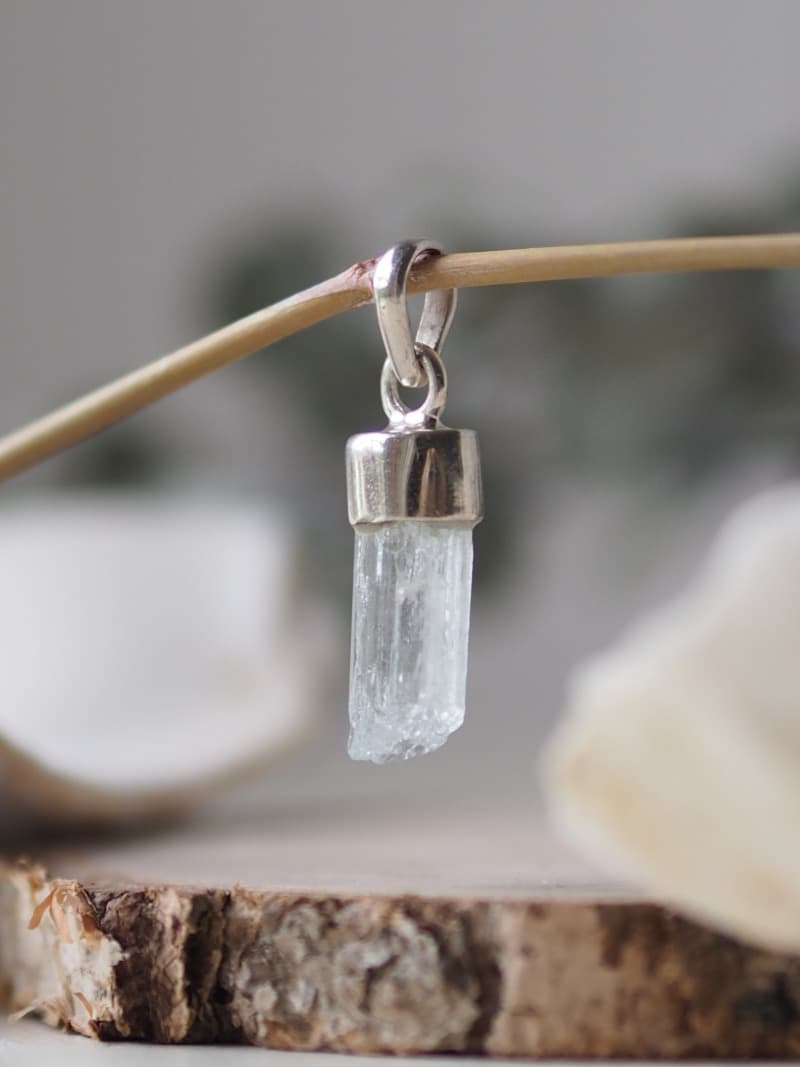 10 Stribrny privesek Akvamarin