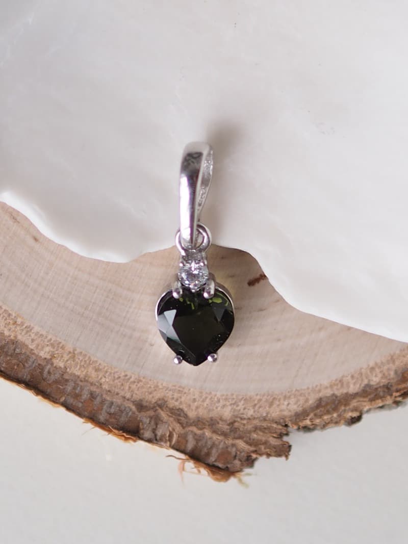 15 Stribrny privesek Vltavin