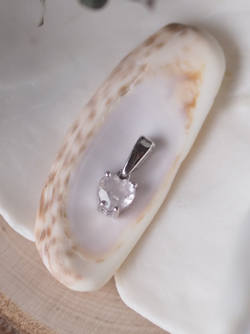 32 Stribrny privesek Ruzenin