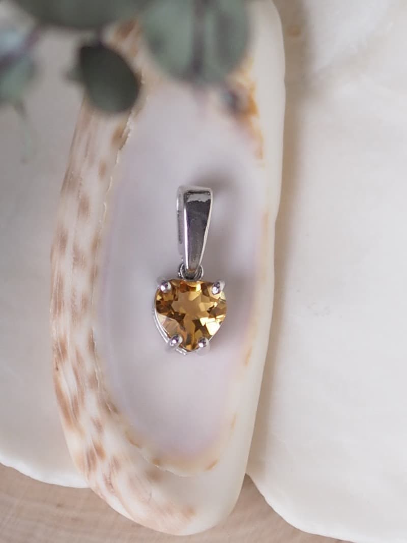 36 Stribrny privesek Citrin