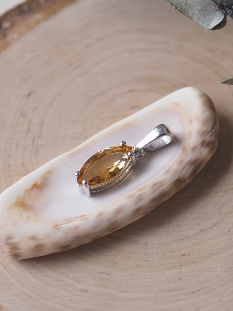 4 Stribrny privesek Citrin