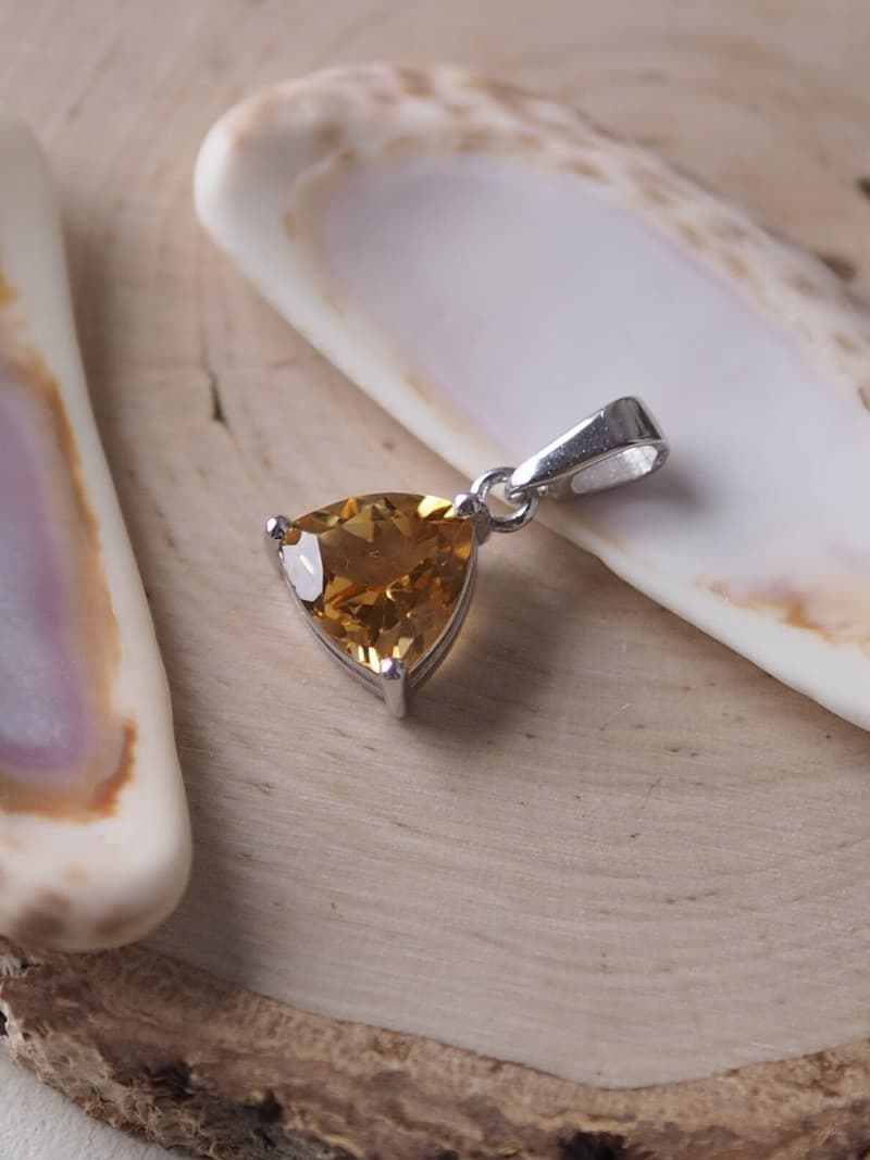 7 Stribrny privesek Citrin