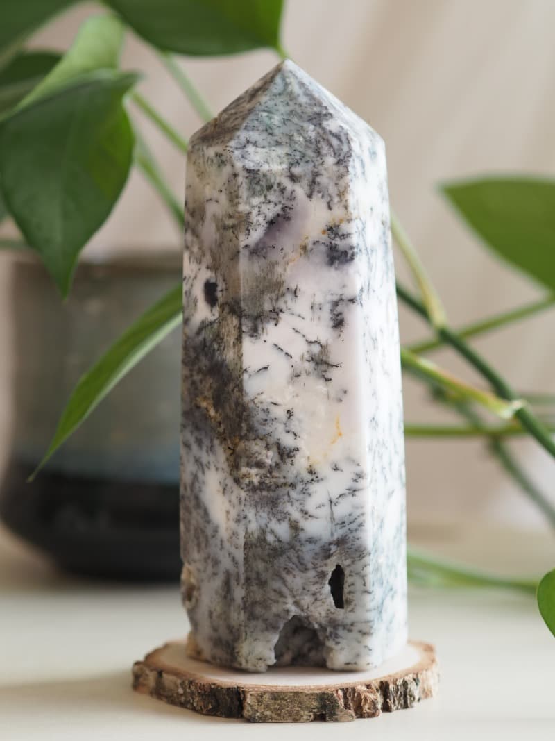 4 Opal s dendrity obelisk