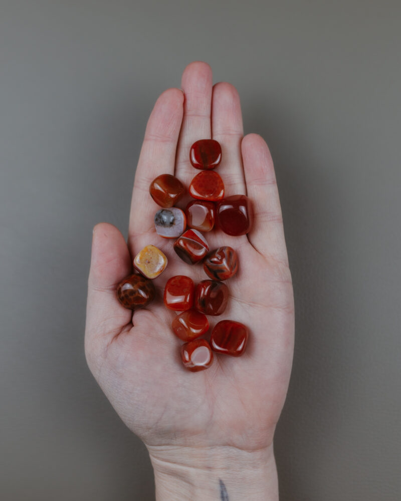 Achát Karneol tromlovaný cca 3 g