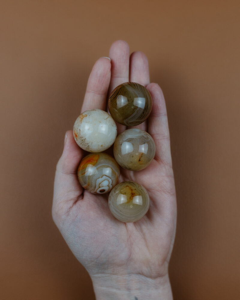 Achát sardonyx kulička cca 30 g