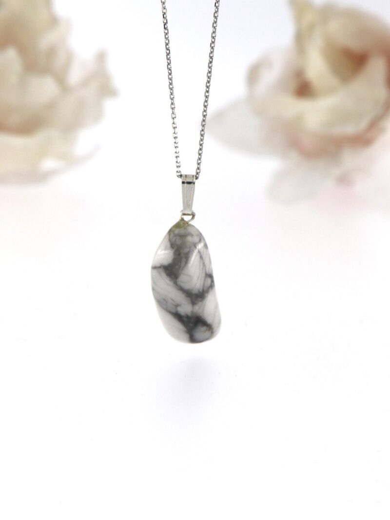 Howlit přívěsek, cca 2,5 cm