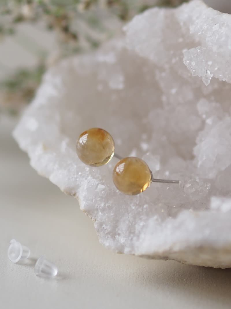 19 Stribrne nausnice s mineralem Citrin