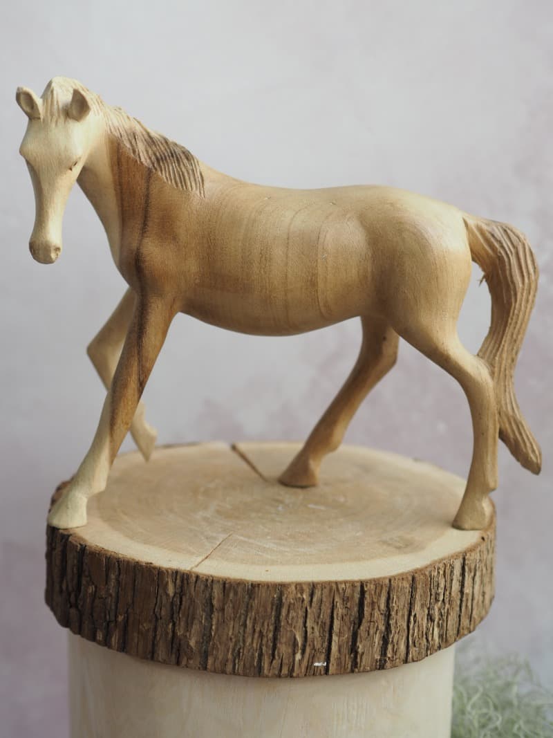 Kůň ruční dřevořezba