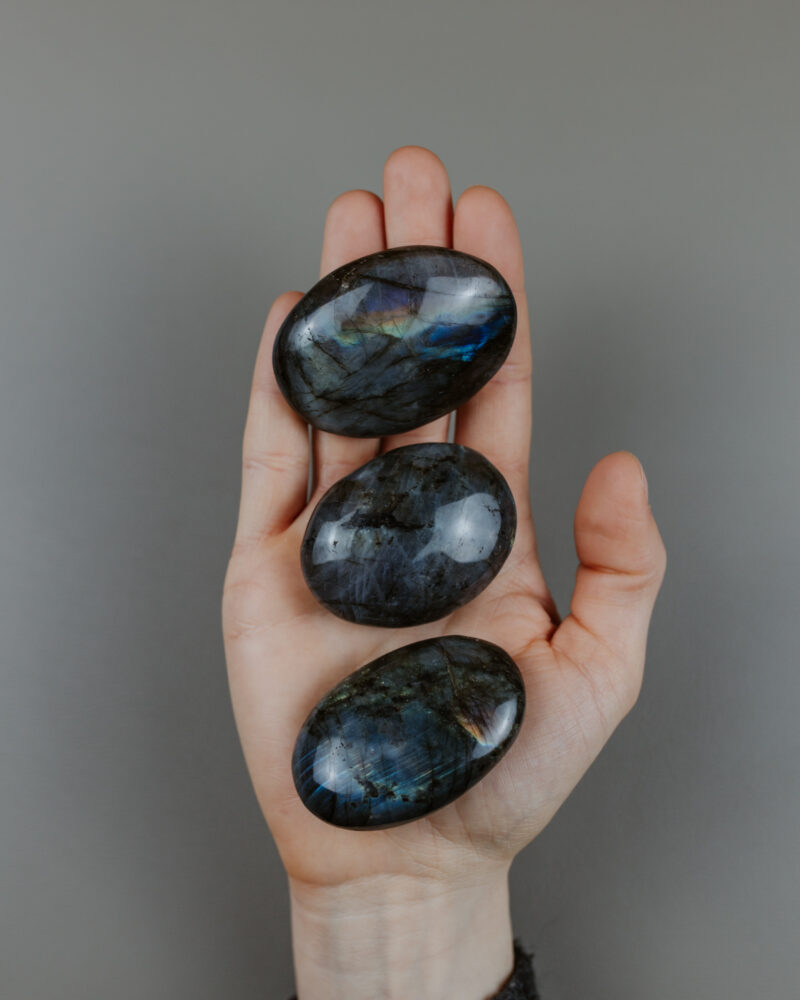 Labradorit hmatka ovál, cca 70 g